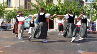 L'esbart dansaire actua per Santa Tecla