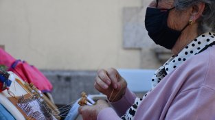 Trobada de puntaires a la plaça de la Coma