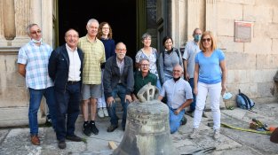 Alguns membres del GREC, amb la campana que es vol exposar al públic, un cop restaurada