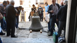 Molta expectació per veure la campana