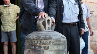 Enric Planters, rector de la parròquia, i Eduard Mestres, president del GREC, amb la campana