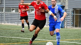 Marc Salguero intenta la jugada en un moment del partit d'aquesta tarda