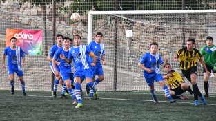 El capità del Cassà B, Robert Bou, rebutja un perill a l'àrea local al partit contra el Palafolls