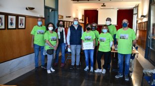 El grup Cassanet, amb l'alcalde, a la sala de plens de l'Ajuntament de Xassà