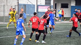 Aleix Montero intenta la rematada en un moment del partit contra el Ca l'Aguidó