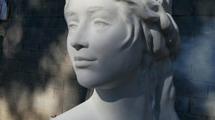 Primer pla, ja en resina, de l'escultura abans de polir-la  