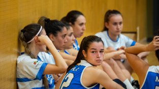 La jugadora del Foment Clàudia Barnés, amb unes companyes