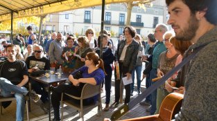 El Virolailos cantant en el vermut del Càntut