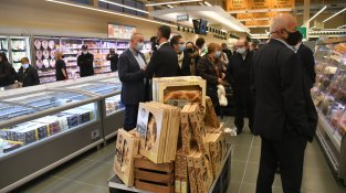 L'alcalde Cassà, visitant el nou supermercat