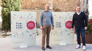 L'alcalde, Robert Mundet, i el regidor de promoció econòmica, Joan Casabó, amb els plafons anunciadors del Fum Fum Fum d'enguany