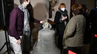 Mostrant la campana recuperada
