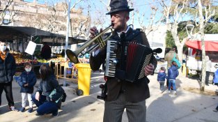 Un polimúsic ha acompanyat la cercavila