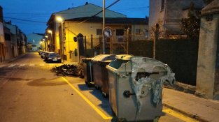 Cremen diversos contenidors d'escombraries