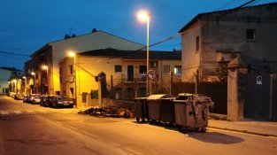Cremen diversos contenidors d'escombraries