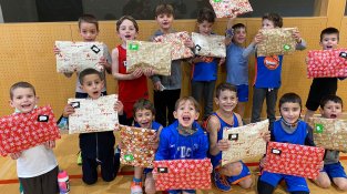 Els Tres Reis visiten l'escoleta de bàsquet del Foment
