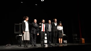 L'equip del Grup de Teatre Cassanenc saluda en finalitzar l'obra amb el seu director, Marc Ciurana