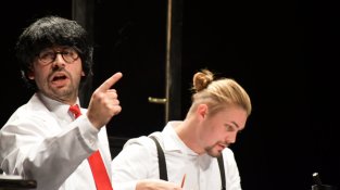 Robert Batllosera i Àlex van Wijhe en una moment de l'obra