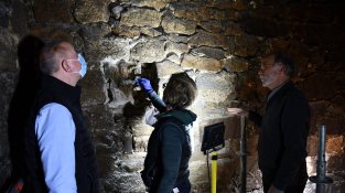 L'alcalde de Cassà, Robert Mundet, i el president del GREC, Eduard Mestres, visitant els treballs que s'estan fent