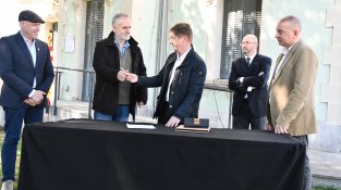 Els tres alcaldes han signat el conveni