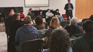 Un centenar de persones omplen la Sala Galà en la primera trobada de la plataforma Fem Cassà