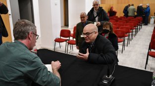 Signant llibres en acabar l'acte