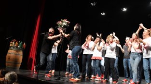 Quim Cadanet, un dels cantants del grup lliura un ram a la directora del grup, Anna Pérez
