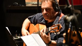 Fonsu Castillo, amb la guitarra, durant l'espectacle