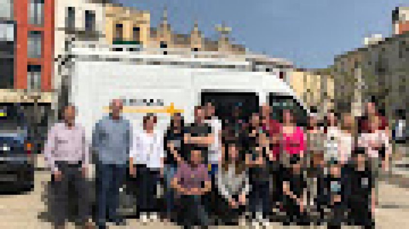 Una furgoneta de suport a Ucraïna  surt de Cassà 