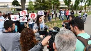 Diversos moments de la concentració i de les denúncies contra l'actuació del personal de l'institut