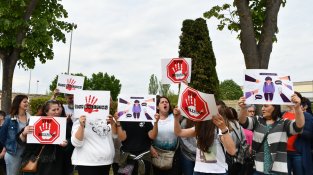 Una setantena de pares i mares es concentren contra el bullying a la porta de l'Institut