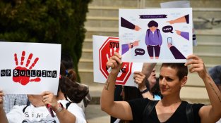 Una setantena de pares i mares es concentren contra el bullying a la porta de l'Institut