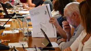 Els regidors d'ERC, fullejant l'avantprojecte del nou CAP