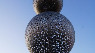 Jaume Roser cedeix una escultura per la rotonda del carrer de Marina