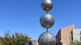 L'escultura "Els 5 continents" ja presideix la rotonda del carrer de Marina