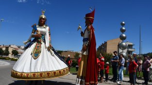 Els gegants han ballat davant l'escultura