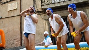 El dibuix sobre l'asfalt obre els actes del diumenge de la Festa