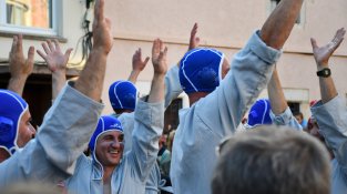El dibuix sobre l'asfalt obre els actes del diumenge de la Festa