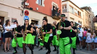 El dibuix sobre l'asfalt obre els actes del diumenge de la Festa