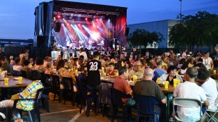 Sopar popular, diumenge a la nit  a la zona de Barrakes