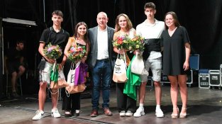 Els fadrins i dames d'honor amb les autoritats municipals