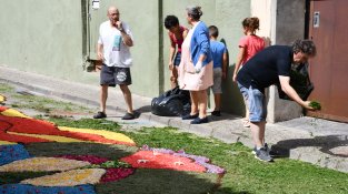 Els veïns encatifen el carrer Catalunya 