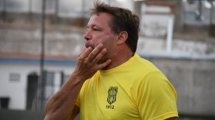 Javi Salamero, donant instruccions des de la banqueta