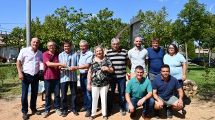 Representants de la UD Cassà, ERC i de la família Dalmàs, després de l'acte d'homenatge a Josep Dalmàs