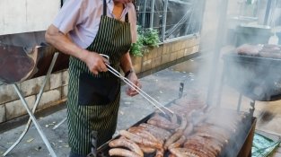 En Joan Mias preparant les botifarres