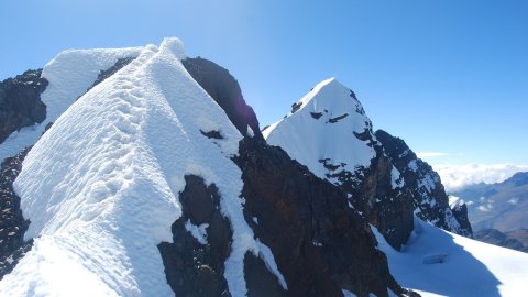 En primer terme el Tarija, i al darrera el Pequeño Alpamayo