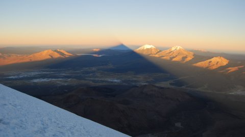 L’ombra del Sajama, el dia del cim,  projectant-se sobre el  Parinacota i el Pomerate