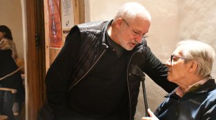El conseller Lluís Puig, amb el periodista Joan Albert Argerich, a Illa
