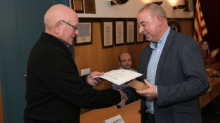 L'alcalde lliura la distinció a Fonsu Martin