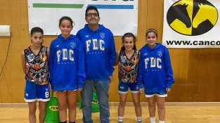 L'equip mini femení del 3x3 amb el president del FDC