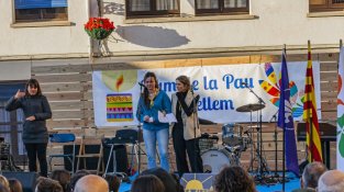 Dues joves de la branca de Truc de l'AEiG La Claca recorden les víctimes dels bombardejos a Cassà de la Selva durant la Guerra Civil. Font: Àlex Viyuela